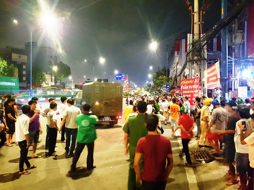 Khám xét karaoke XO xuyên đêm, Phúc XO được đưa lên xe đặc chủng