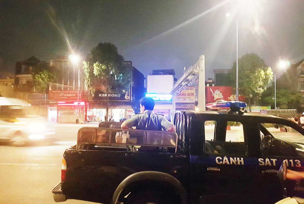 Khám xét karaoke XO xuyên đêm, Phúc XO được đưa lên xe đặc chủng