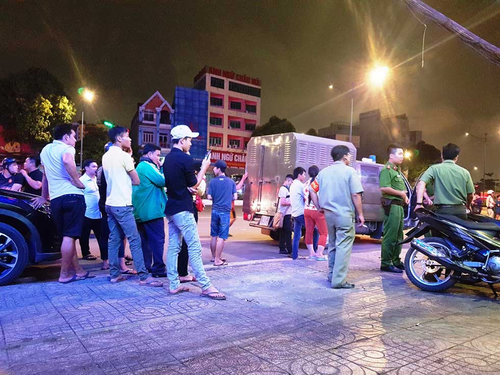 Khám xét karaoke XO xuyên đêm, Phúc XO được đưa lên xe đặc chủng