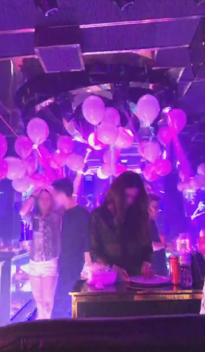 Clip nhóm nam nữ sử dụng ma túy trong quán karaoke nghi của Phúc XO đang được chia sẻ rầm rộ