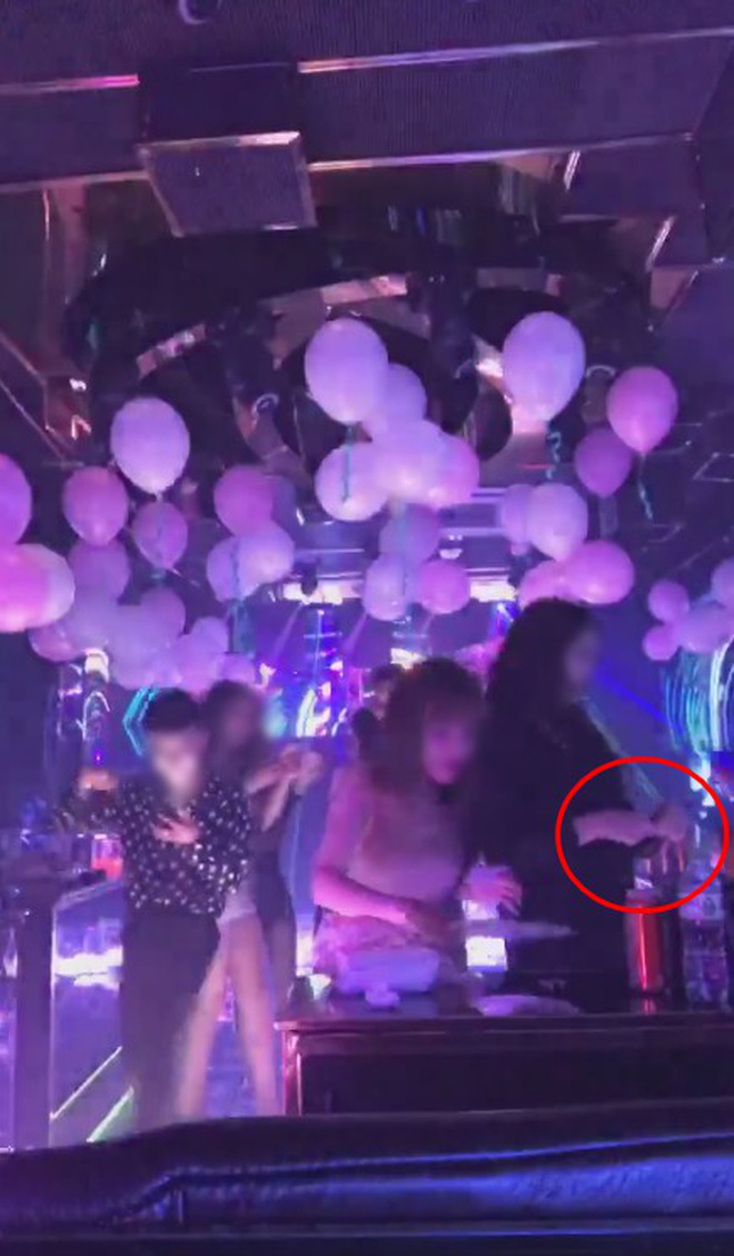 Clip nhóm nam nữ sử dụng ma túy trong quán karaoke nghi của Phúc XO đang được chia sẻ rầm rộ