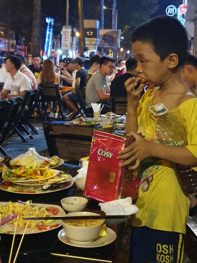 Rớt nước mắt hình ảnh cậu bé nhặt nhạnh chút đồ thừa trên bàn rồi ăn ngấu nghiến để lấp đầy chiếc bụng đói giữa phố Sài Gòn