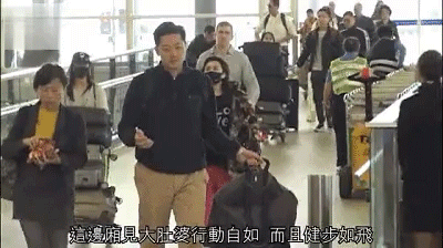 Tiểu thư nhà trùm sòng bạc Macau ngồi xe lăn vì bụng bầu nặng nề, cùng bạn trai Harvard sang Mỹ sinh con