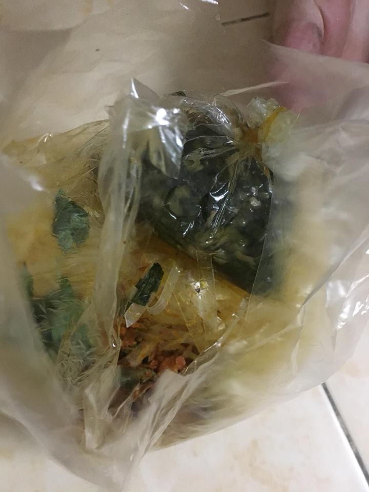 Lại thêm anh shipper như nam chính ngôn tình: Tặng thêm bịch bánh tráng nhưng không quên dặn một câu chị em nào cũng muốn nghe