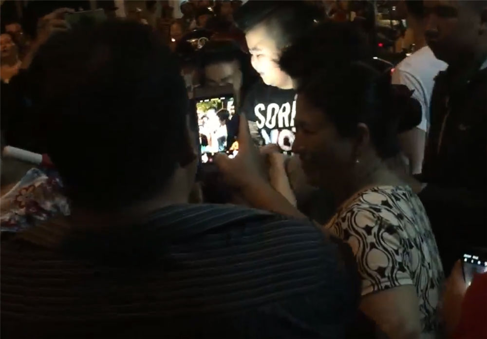 PHẢN CẢM đến thế là cùng: Người dân thi nhau bẹo má, hôn tới tấp Ku Tin ngay tại đám tang Anh Vũ