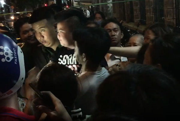 PHẢN CẢM đến thế là cùng: Người dân thi nhau bẹo má, hôn tới tấp Ku Tin ngay tại đám tang Anh Vũ