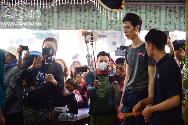 PHẢN CẢM đến thế là cùng: Người dân thi nhau bẹo má, hôn tới tấp Ku Tin ngay tại đám tang Anh Vũ