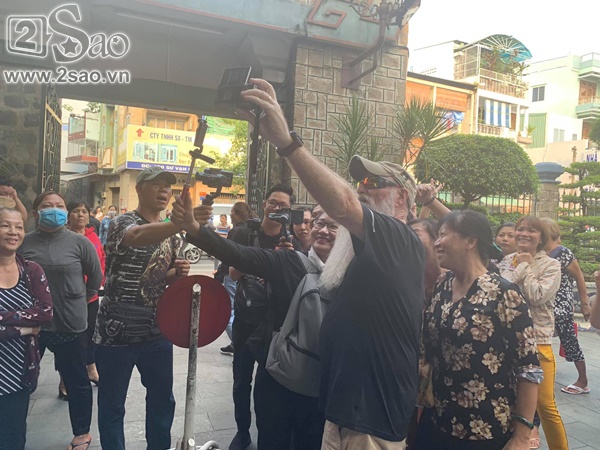 PHẢN CẢM đến thế là cùng: Người dân thi nhau bẹo má, hôn tới tấp Ku Tin ngay tại đám tang Anh Vũ