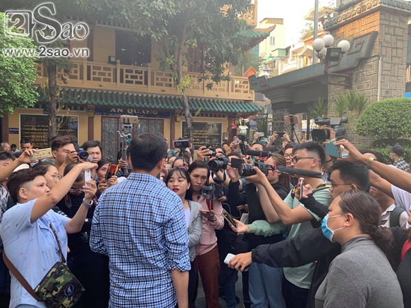 PHẢN CẢM đến thế là cùng: Người dân thi nhau bẹo má, hôn tới tấp Ku Tin ngay tại đám tang Anh Vũ