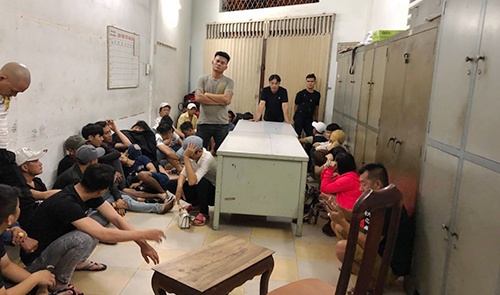 Cảnh sát đột kích quán bar nổi tiếng ở Sài Gòn