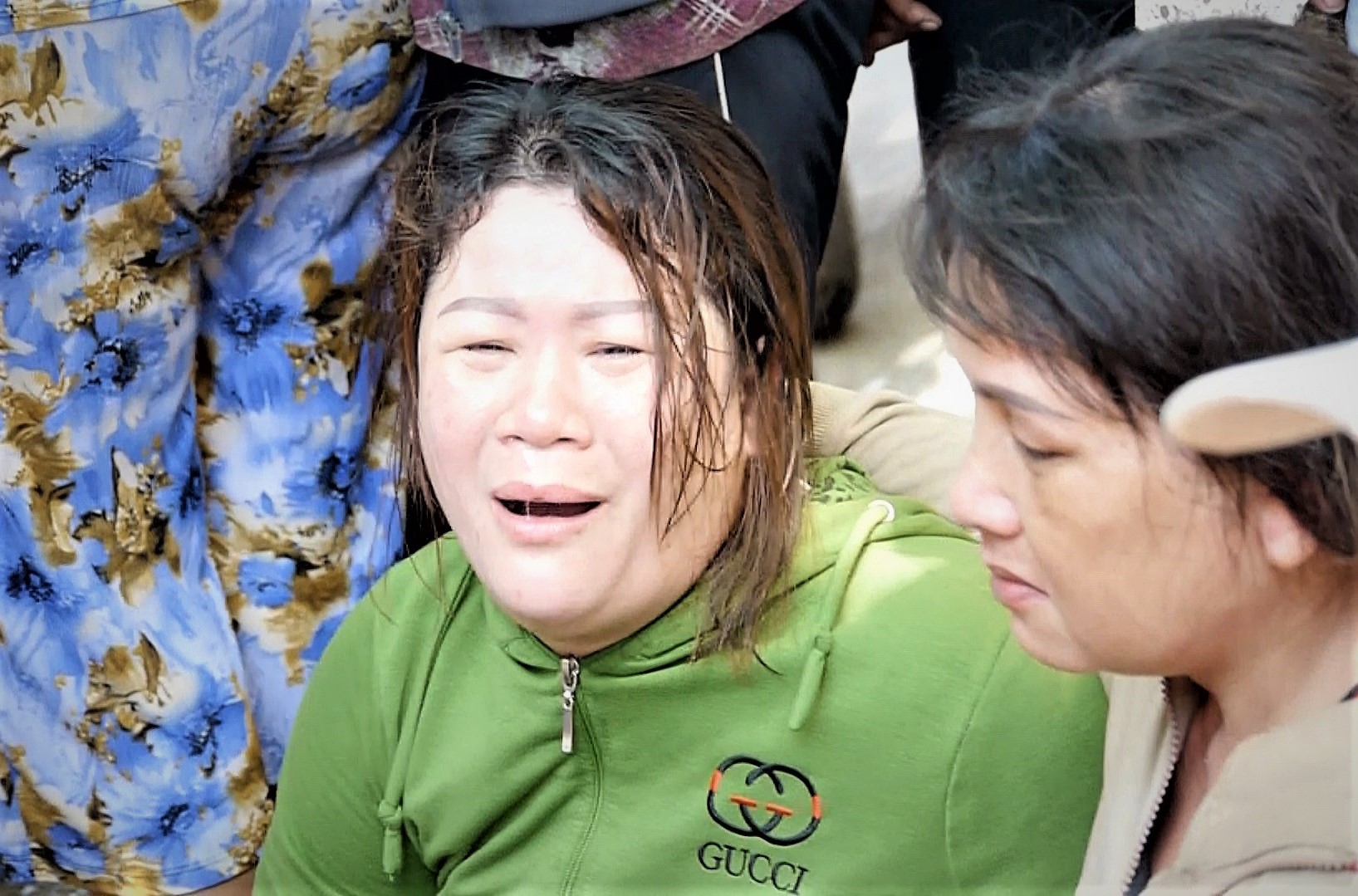 Người thân khóc ngất tại hiện trường kinh hoàng vụ ô tô biển tứ quý lao vào đám tang khiến 3 người chết, 7 người bị thương