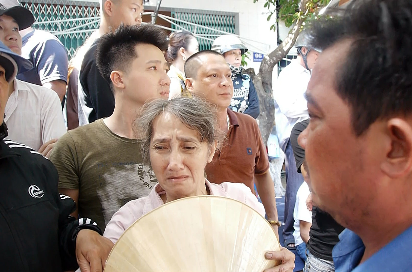 Người thân khóc ngất tại hiện trường kinh hoàng vụ ô tô biển tứ quý lao vào đám tang khiến 3 người chết, 7 người bị thương