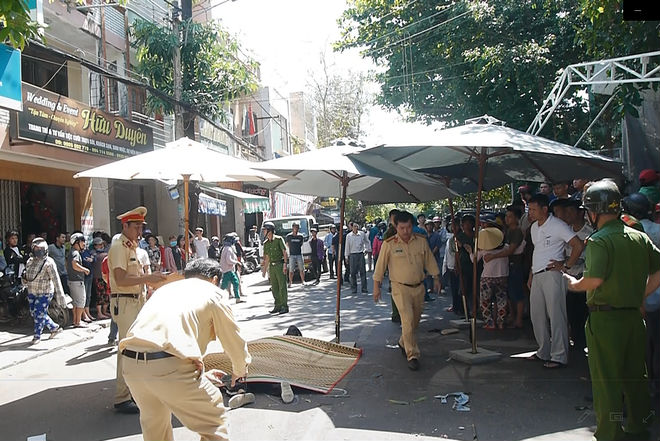 Người thân khóc ngất tại hiện trường kinh hoàng vụ ô tô biển tứ quý lao vào đám tang khiến 3 người chết, 7 người bị thương