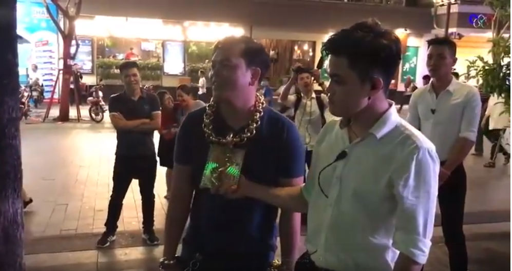 Trước khi bị bắt, Phúc XO trả 15 triệu đồng/tháng cho vệ sĩ đi dạo và đỡ vàng trên cổ