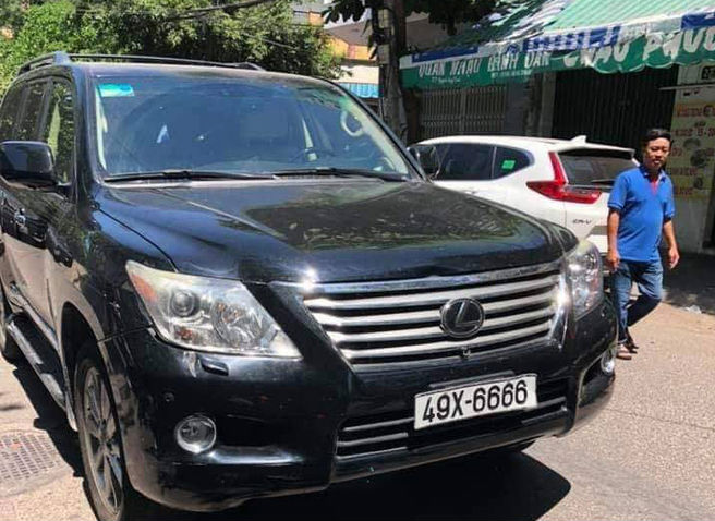 Người lái xe Lexus 570 biển tứ quý đâm vào đám tang khiến 3 người chết đến công an trình diện