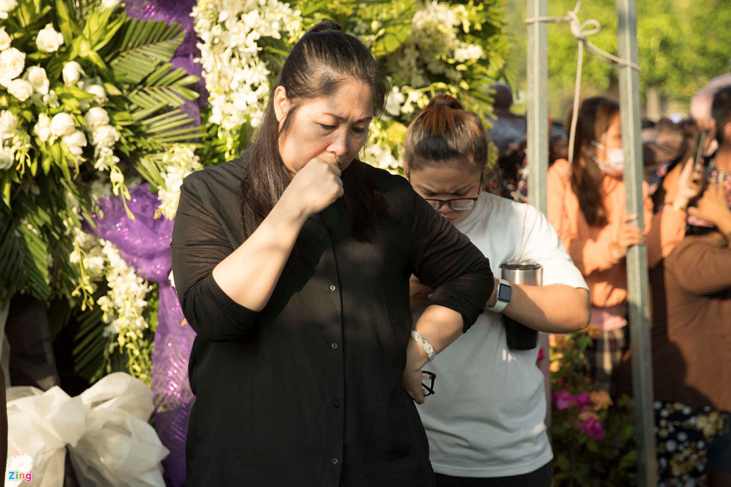 Video ảnh: Cha nghệ sĩ Anh Vũ khóc nức nở trước mộ phần con trai