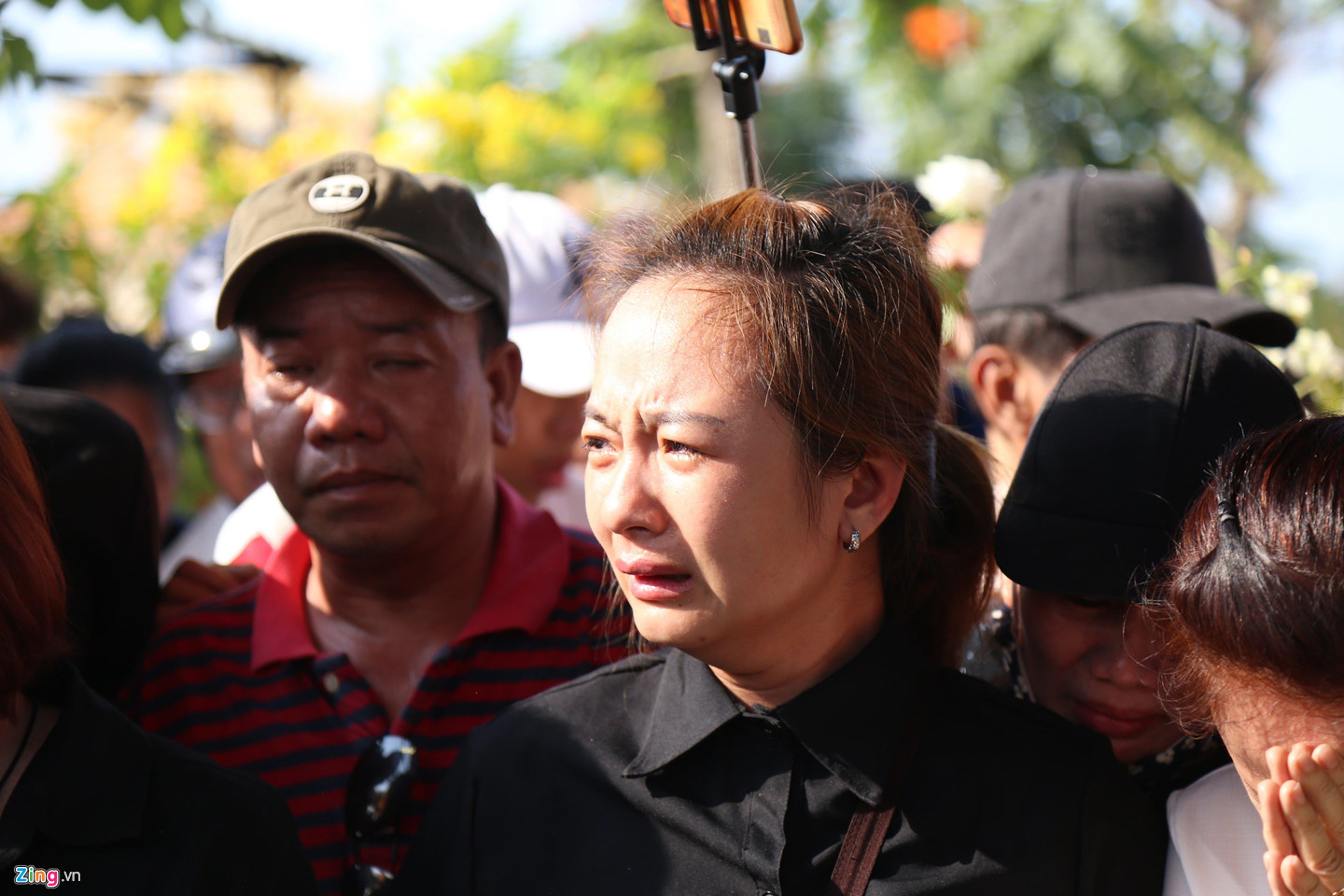 Video ảnh: Cha nghệ sĩ Anh Vũ khóc nức nở trước mộ phần con trai