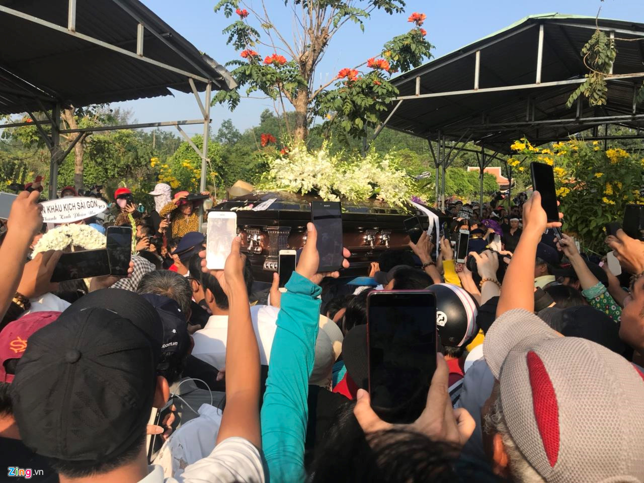 Video ảnh: Cha nghệ sĩ Anh Vũ khóc nức nở trước mộ phần con trai