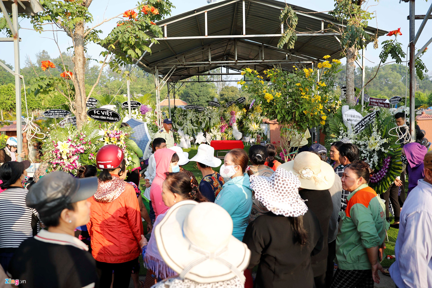 Video ảnh: Cha nghệ sĩ Anh Vũ khóc nức nở trước mộ phần con trai