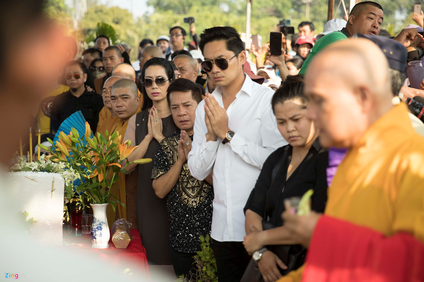 Video ảnh: Cha nghệ sĩ Anh Vũ khóc nức nở trước mộ phần con trai