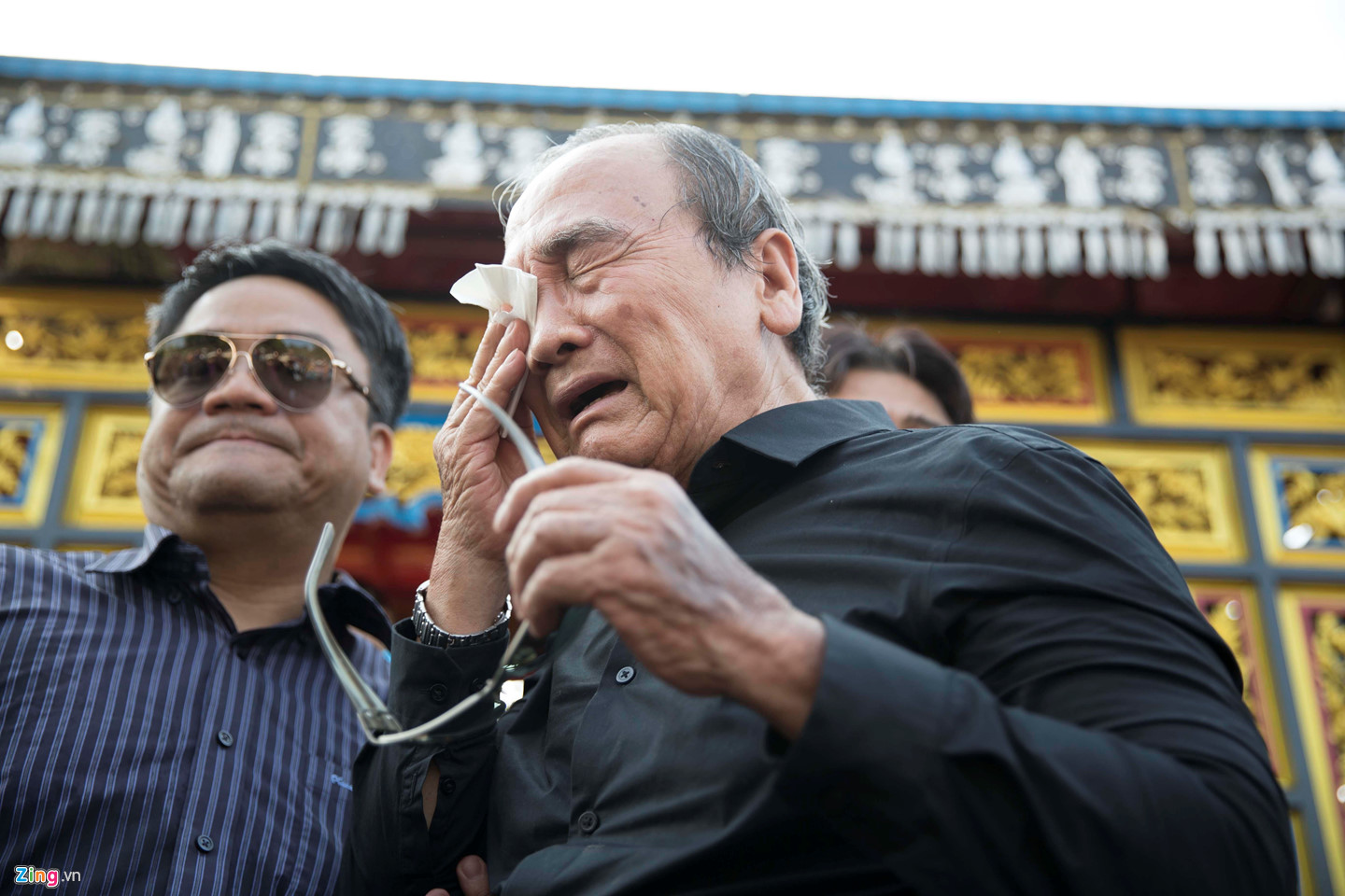 Video ảnh: Cha nghệ sĩ Anh Vũ khóc nức nở trước mộ phần con trai