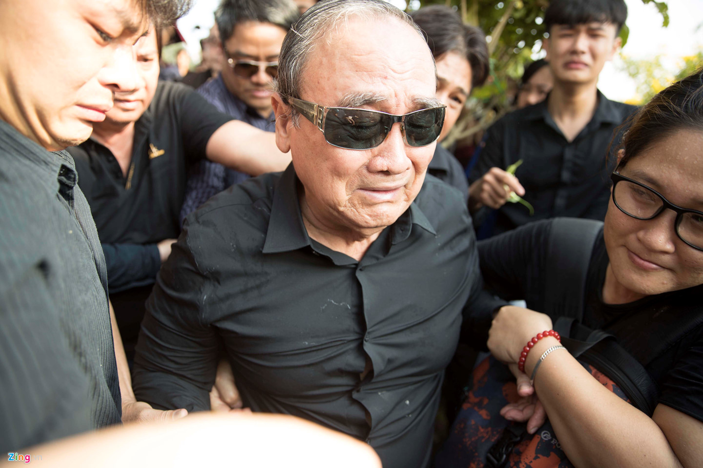 Video ảnh: Cha nghệ sĩ Anh Vũ khóc nức nở trước mộ phần con trai