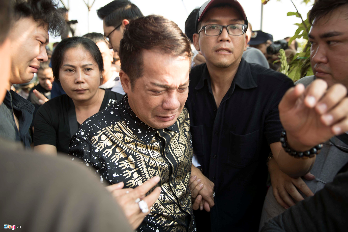 Video ảnh: Cha nghệ sĩ Anh Vũ khóc nức nở trước mộ phần con trai