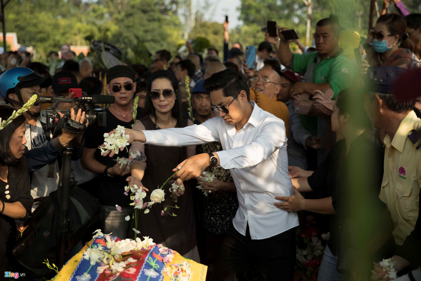 Video ảnh: Cha nghệ sĩ Anh Vũ khóc nức nở trước mộ phần con trai