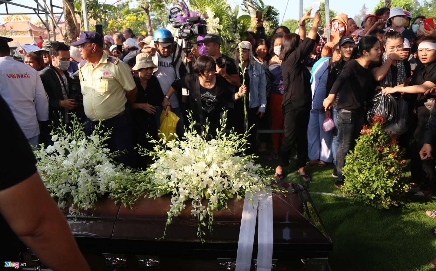 Video ảnh: Cha nghệ sĩ Anh Vũ khóc nức nở trước mộ phần con trai