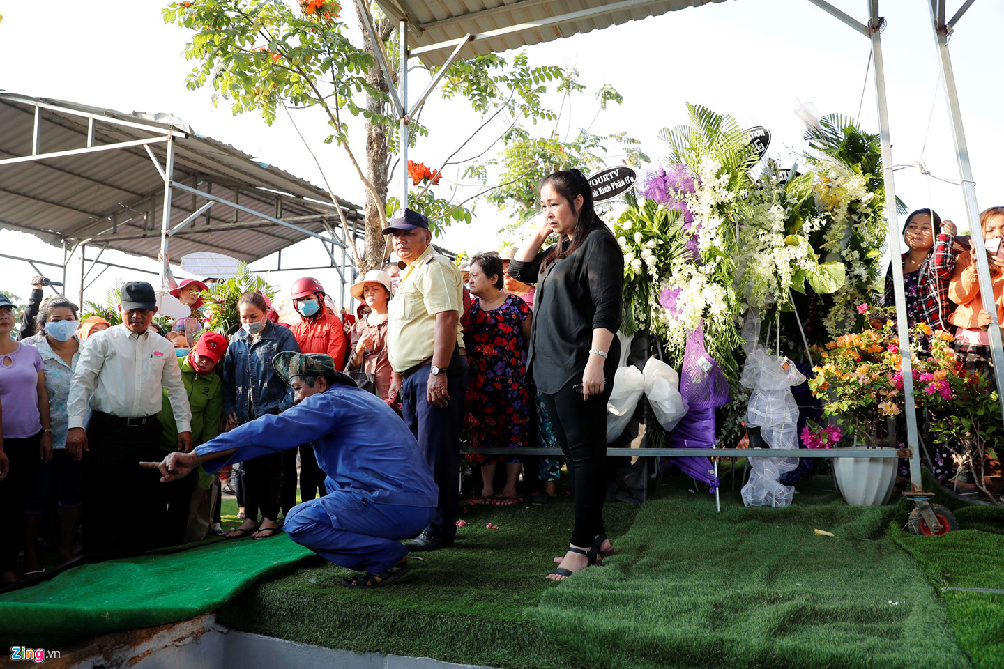 Video ảnh: Cha nghệ sĩ Anh Vũ khóc nức nở trước mộ phần con trai