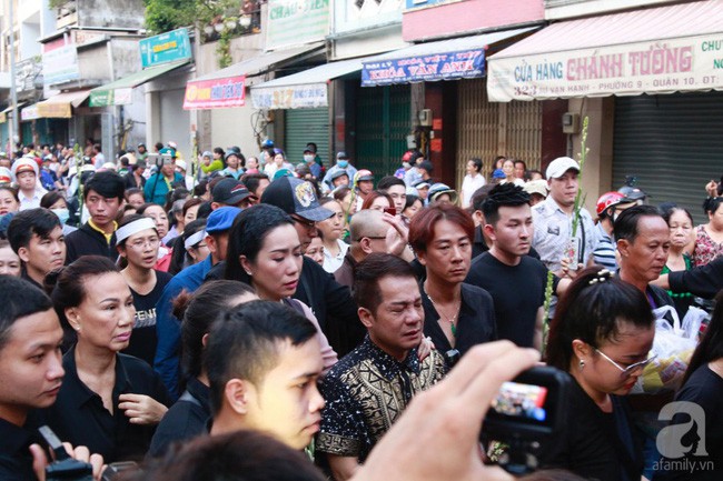 Nghệ sĩ Minh Nhí òa khóc nức nở phải có người dìu đi trong lễ động quan nghệ sĩ Anh Vũ