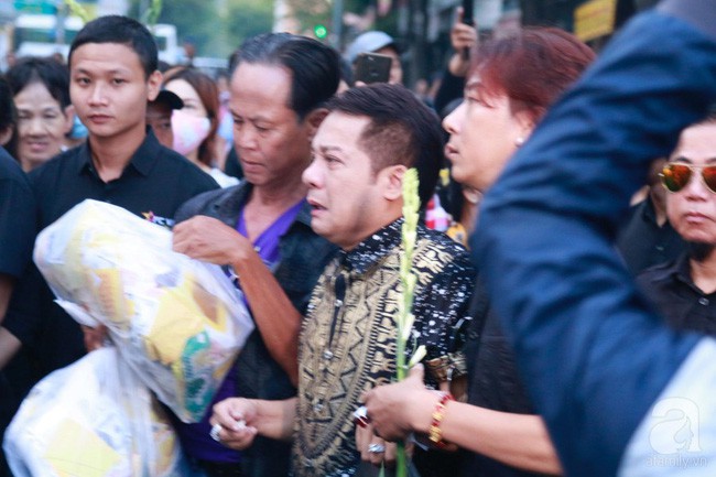 Nghệ sĩ Minh Nhí òa khóc nức nở phải có người dìu đi trong lễ động quan nghệ sĩ Anh Vũ