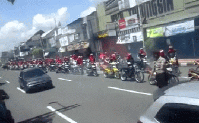 Video ảnh: Xe máy diễu hành rú ga rền vang như bắn pháo đa nòng