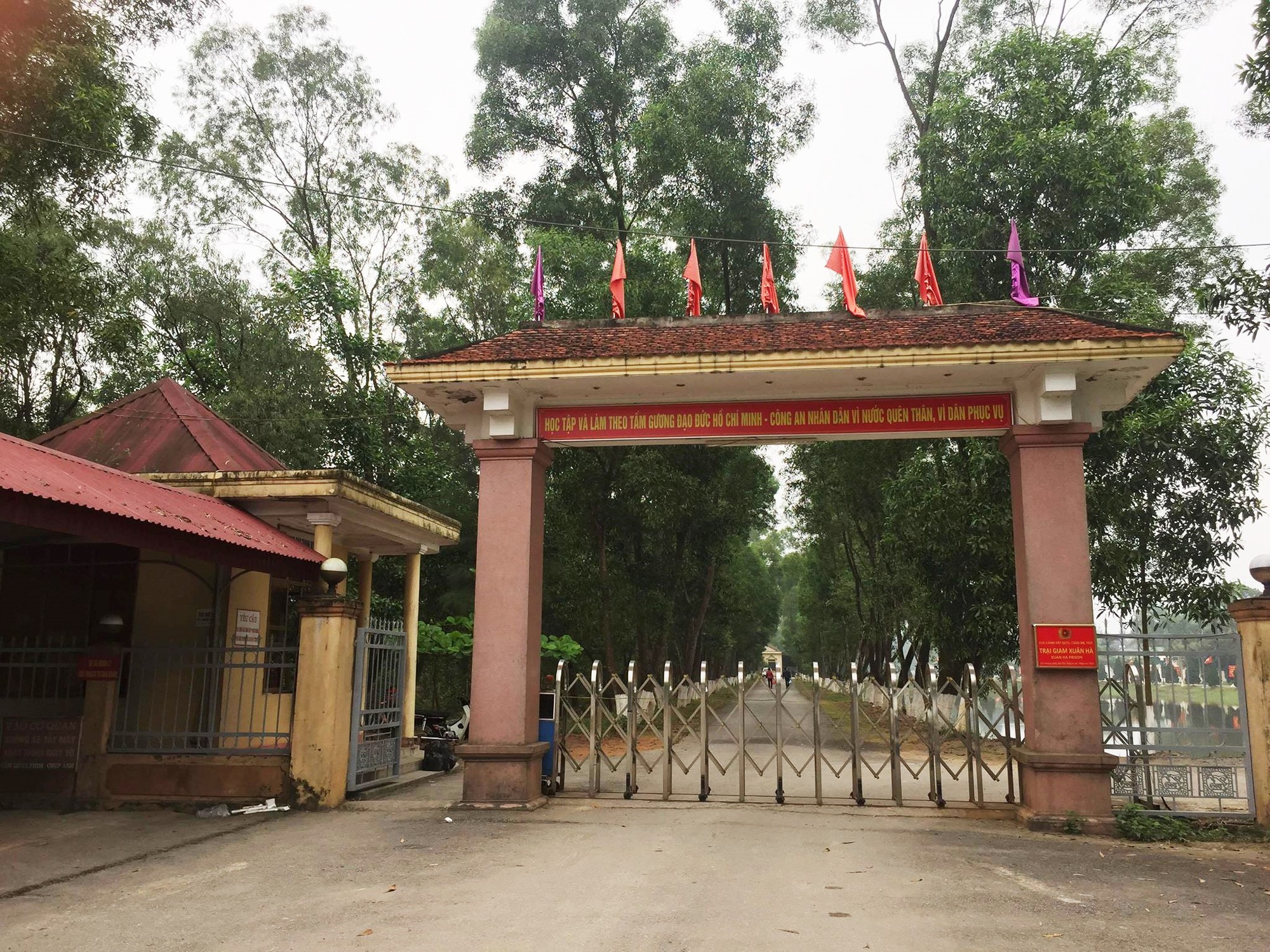 Nữ cán bộ trại giam mải bán hàng, một phạm nhân bị bạn tù đâm chết