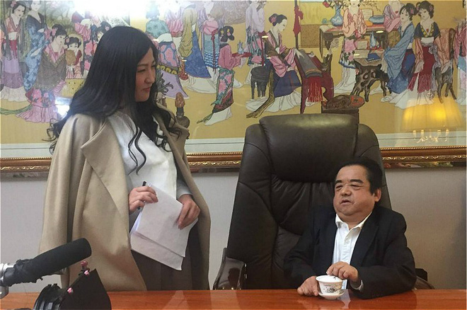 Diễn viên lùn nhất Trung Quốc: Chỉ cao 1m2 nhưng đào hoa, lấy tới 4 vợ trẻ đẹp