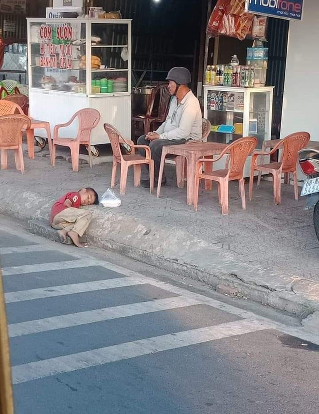 Hình ảnh cậu bé vô gia cư nhỏ tuổi say ngủ như hạt cát bên đường khiến MXH trăn trở