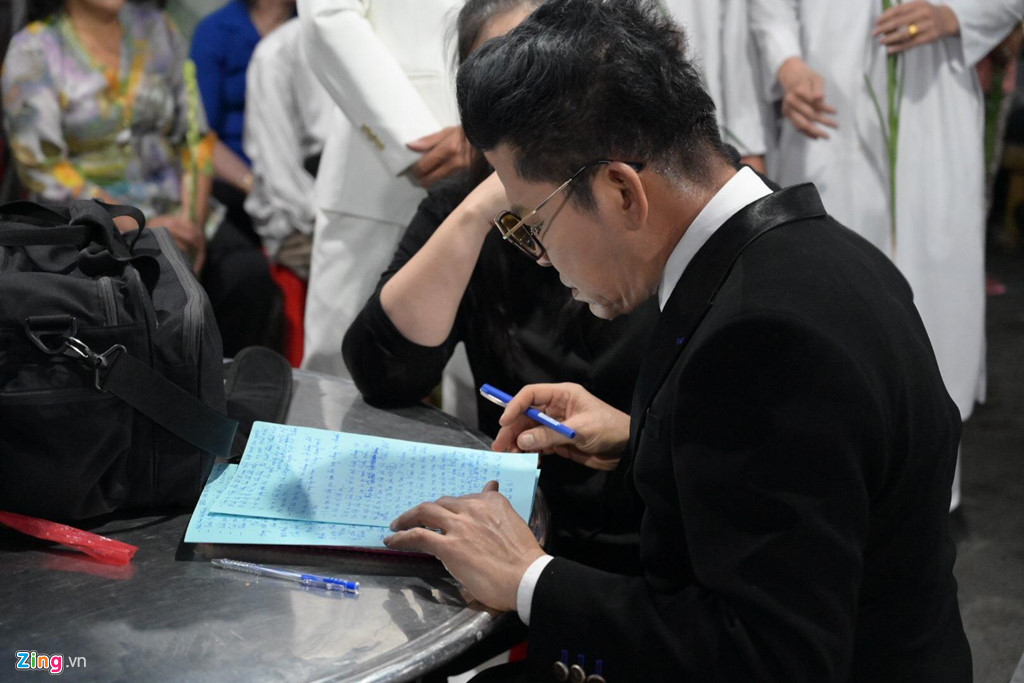 Phương Thanh, Minh Nhí rơi nước mắt giây phút tiễn đưa Anh Vũ