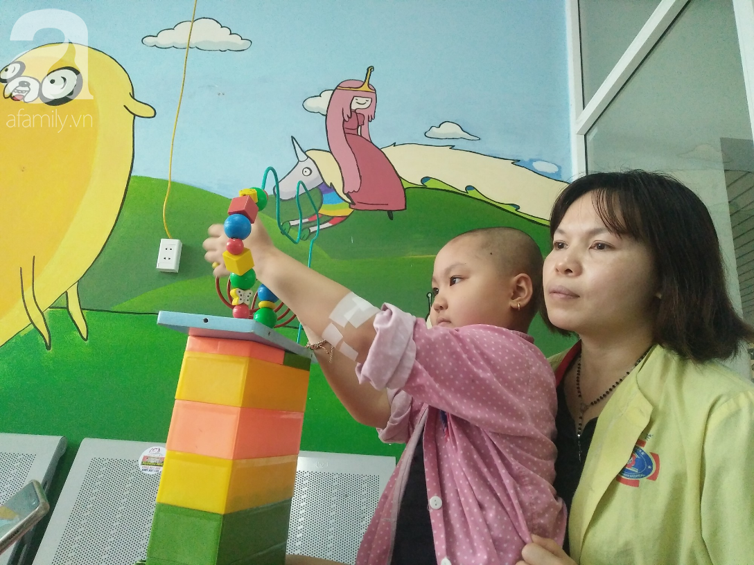 Bé gái 7 tuổi bị ung thư hạch di căn, người mẹ xót xa nghe con hỏi: Tóc con cắt hết rồi, con sắp chết phải không mẹ?