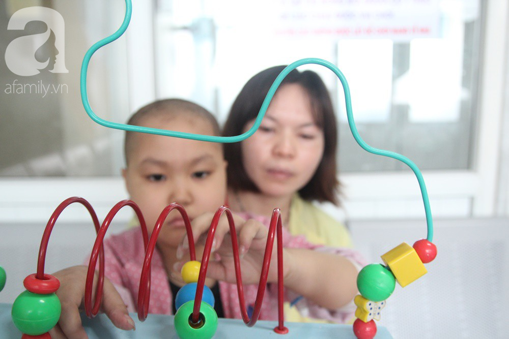 Bé gái 7 tuổi bị ung thư hạch di căn, người mẹ xót xa nghe con hỏi: Tóc con cắt hết rồi, con sắp chết phải không mẹ?