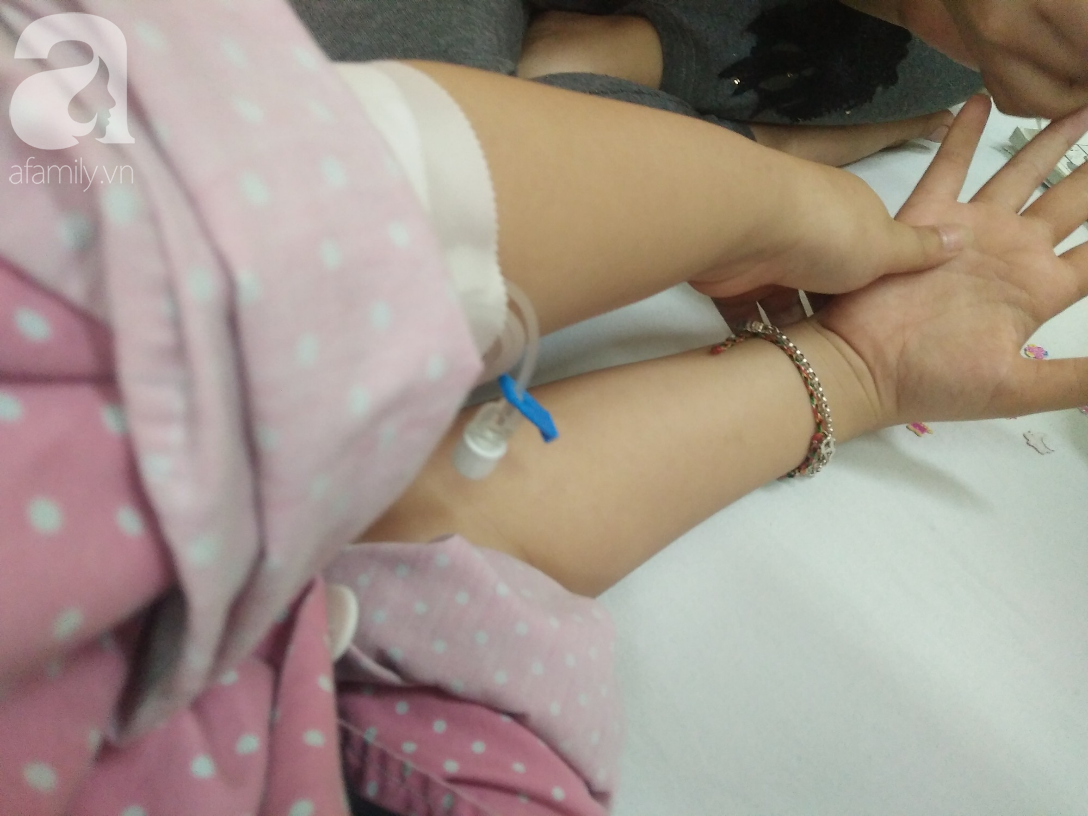 Bé gái 7 tuổi bị ung thư hạch di căn, người mẹ xót xa nghe con hỏi: Tóc con cắt hết rồi, con sắp chết phải không mẹ?