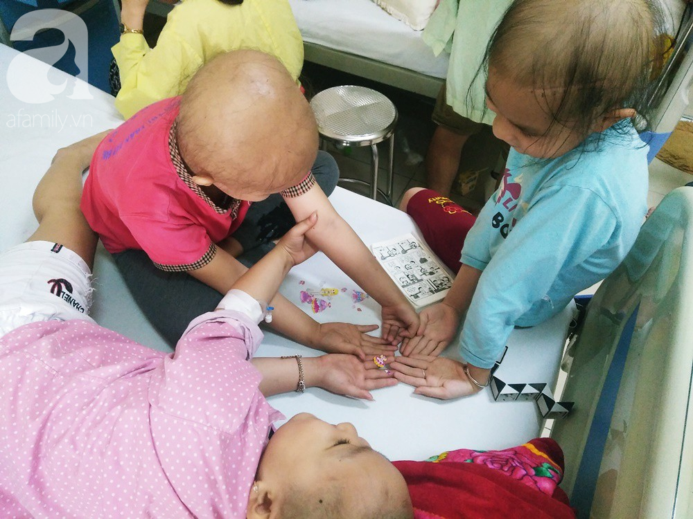 Bé gái 7 tuổi bị ung thư hạch di căn, người mẹ xót xa nghe con hỏi: Tóc con cắt hết rồi, con sắp chết phải không mẹ?