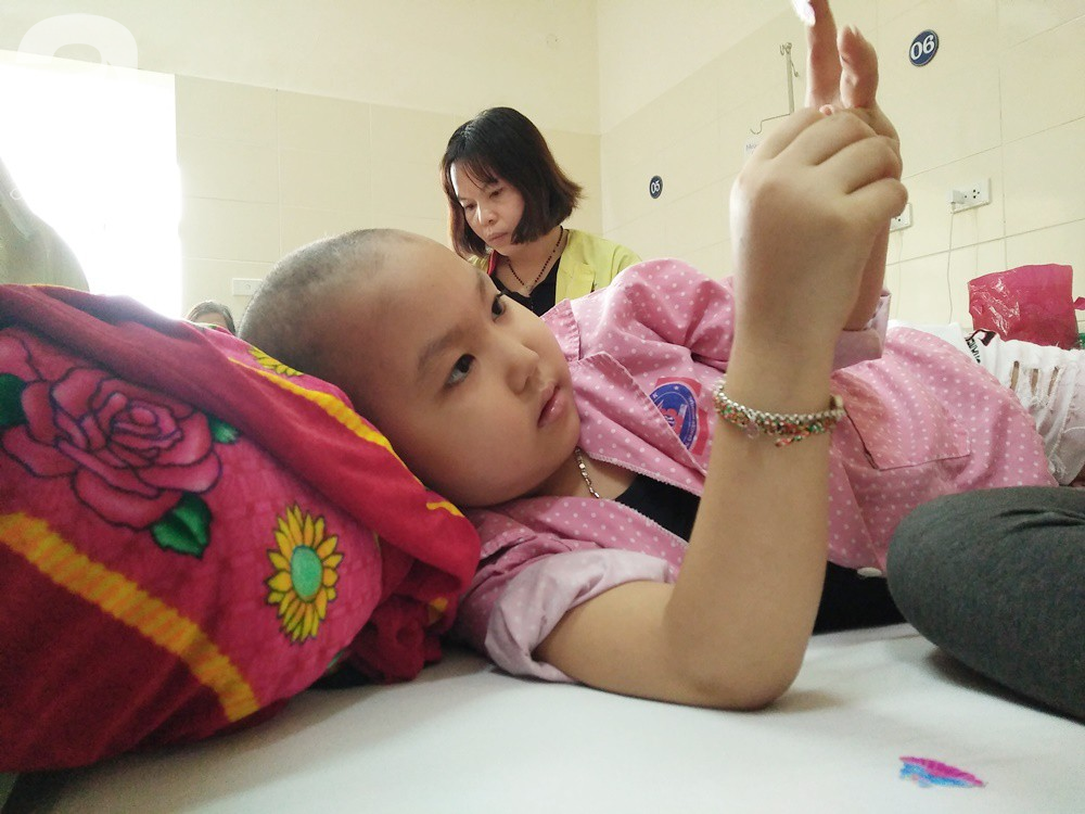 Bé gái 7 tuổi bị ung thư hạch di căn, người mẹ xót xa nghe con hỏi: Tóc con cắt hết rồi, con sắp chết phải không mẹ?