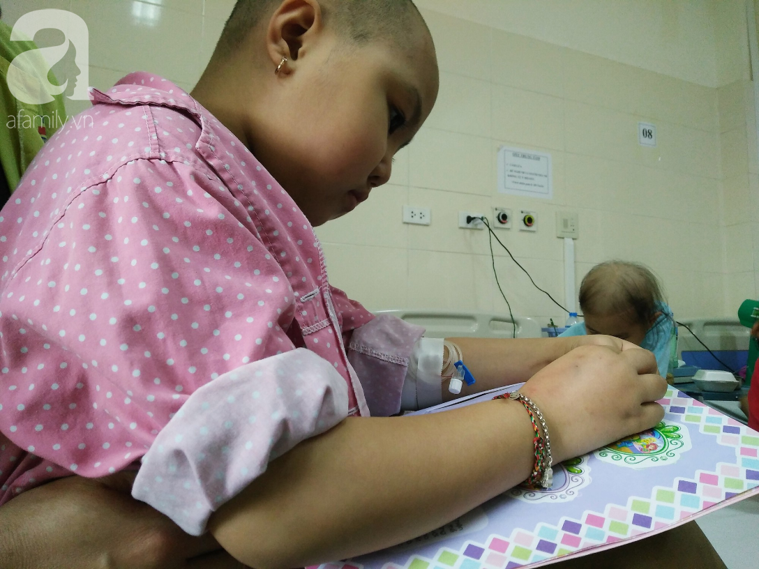 Bé gái 7 tuổi bị ung thư hạch di căn, người mẹ xót xa nghe con hỏi: Tóc con cắt hết rồi, con sắp chết phải không mẹ?