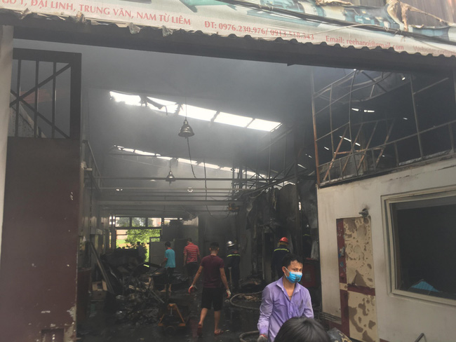 Quặn lòng cảnh người thân ngã quỵ khi nhận thi thể nạn nhân biến dạng trong vụ cháy làm 8 người chết ở Hà Nội