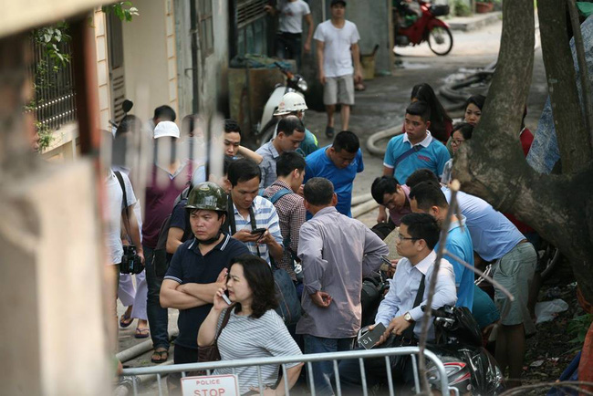 Quặn lòng cảnh người thân ngã quỵ khi nhận thi thể nạn nhân biến dạng trong vụ cháy làm 8 người chết ở Hà Nội