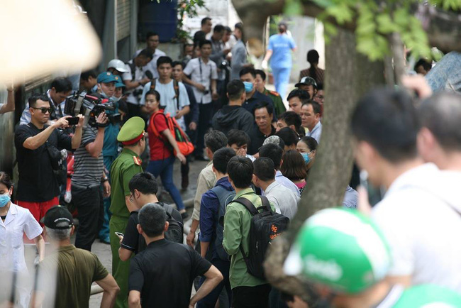 Quặn lòng cảnh người thân ngã quỵ khi nhận thi thể nạn nhân biến dạng trong vụ cháy làm 8 người chết ở Hà Nội