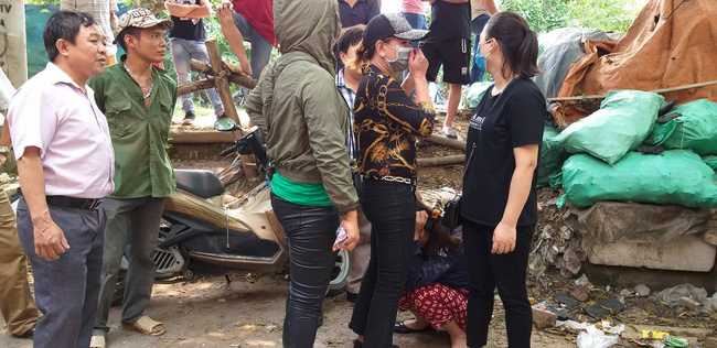 Quặn lòng cảnh người thân ngã quỵ khi nhận thi thể nạn nhân biến dạng trong vụ cháy làm 8 người chết ở Hà Nội