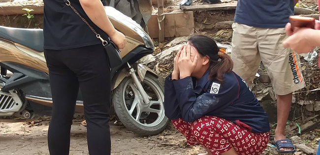 Quặn lòng cảnh người thân ngã quỵ khi nhận thi thể nạn nhân biến dạng trong vụ cháy làm 8 người chết ở Hà Nội