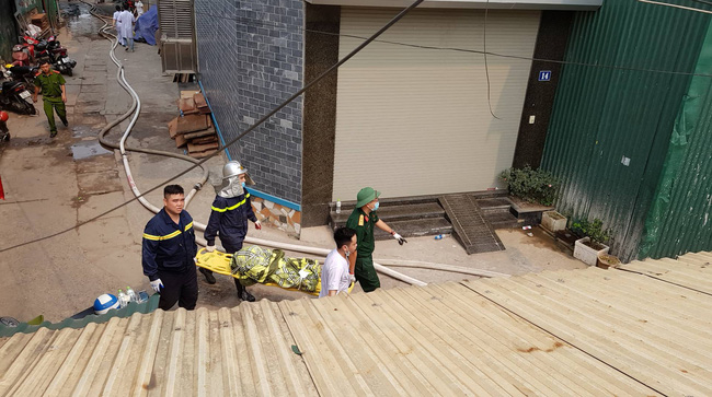 Quặn lòng cảnh người thân ngã quỵ khi nhận thi thể nạn nhân biến dạng trong vụ cháy làm 8 người chết ở Hà Nội