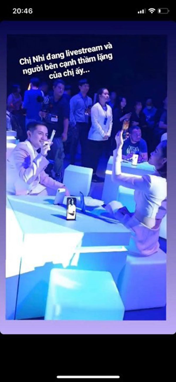 Có ai yêu Đông Nhi nhiều như Ông Cao Thắng: Nàng mải mê livestream, chàng kiên nhẫn ngồi bên cạnh rọi flash